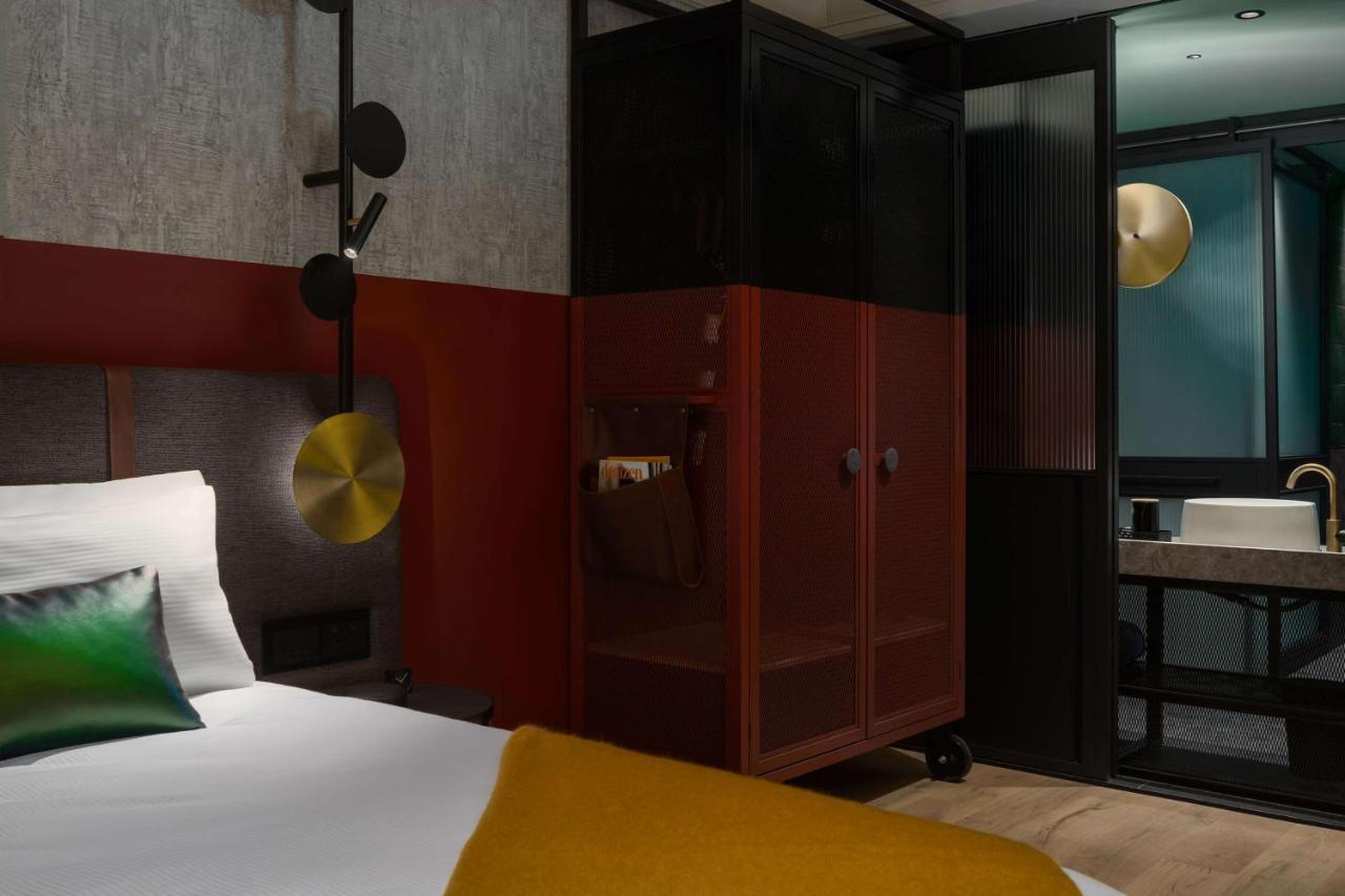 Qt Auckland Hotel Luaran gambar A safe in a hotel room