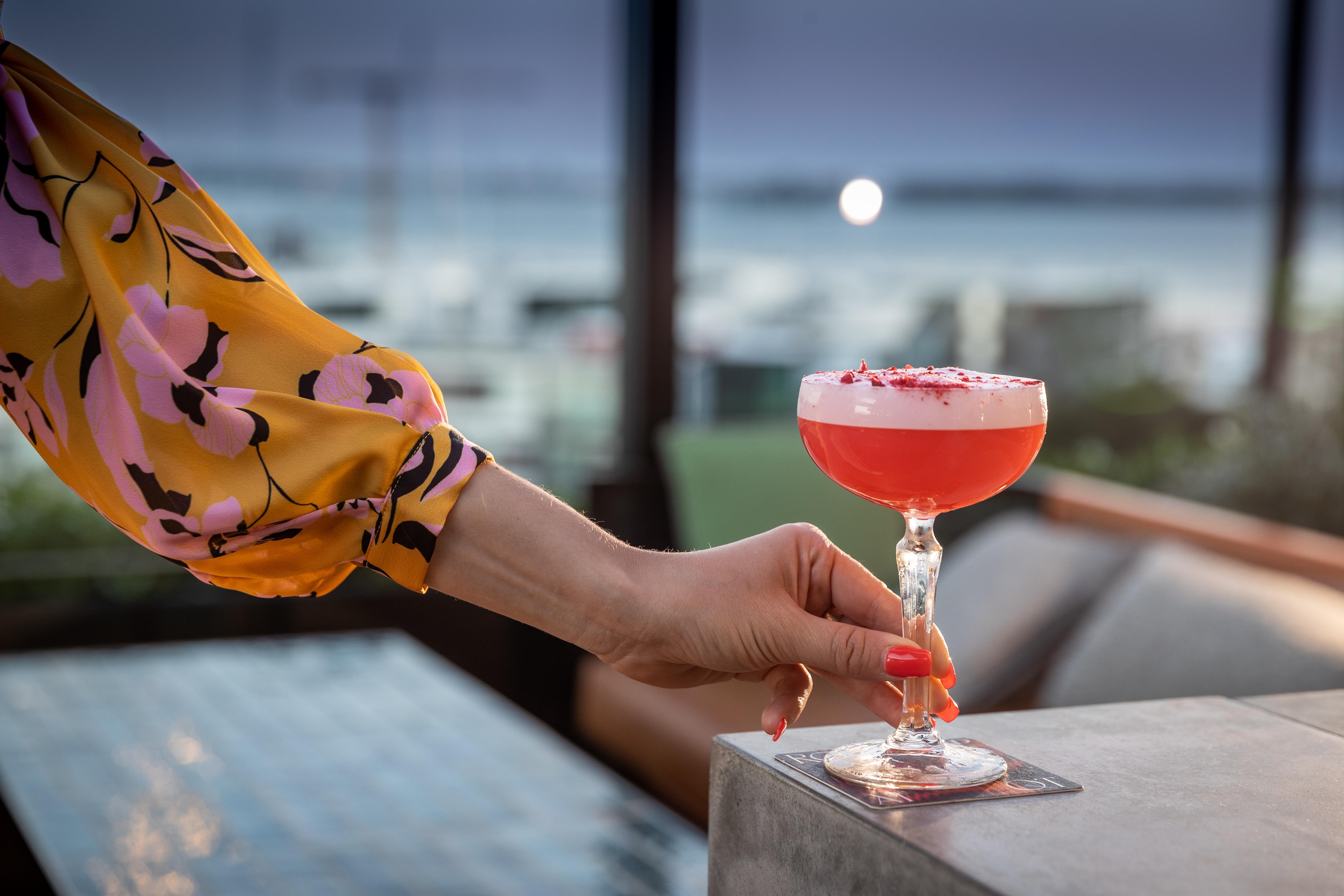 Qt Auckland Hotel Luaran gambar A woman holding a cocktail